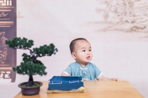 香河宝宝眼睛突然肿了